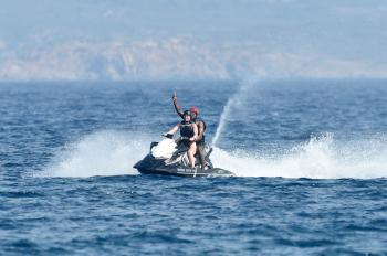 Lindsey Vonn having fun on a yacht in Sardinia 7/4/18 p6q5ja2b5k